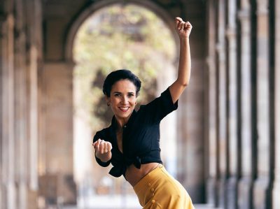 Roser Ros smiling while wearing a yellow skirt in open position